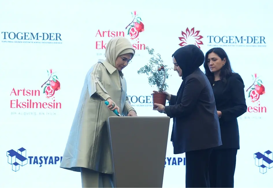 Emine Erdoğan, TOGEM-DER'in "Artsın Eksilmesin Dönüşüm Pazarı"nın açılışına katıldı